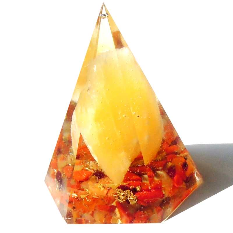 カルサイトの高いピラミッドオブジェ 《ボヘミアンオルゴナイト》 4×5.5cm