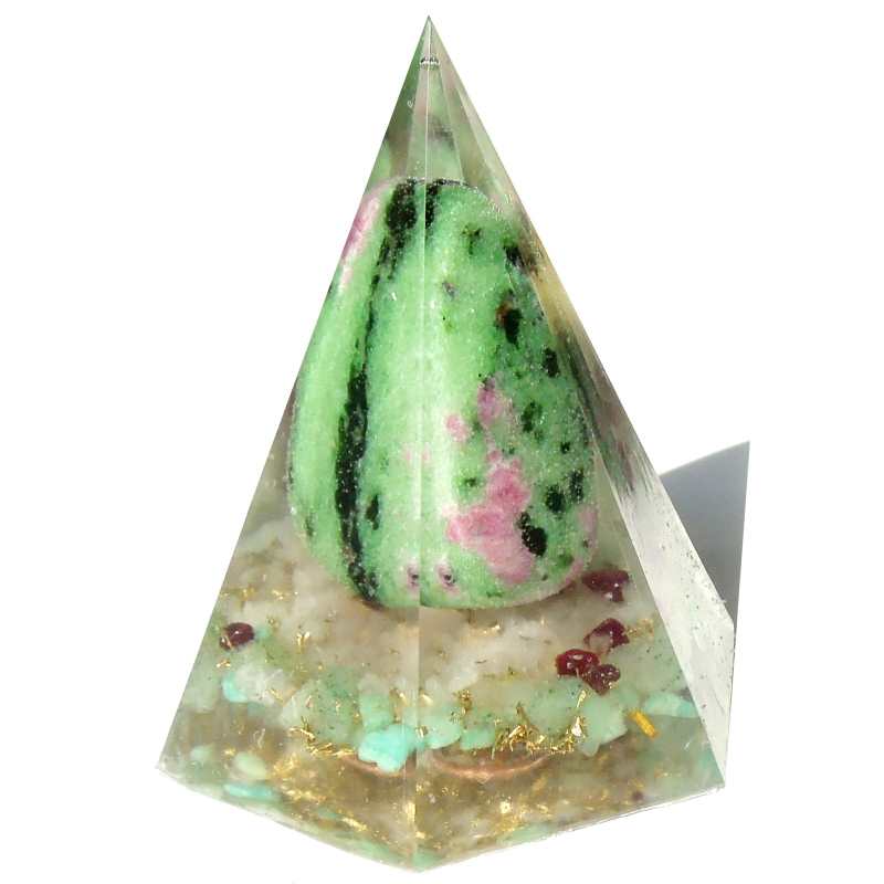 ゾイサイトの高いピラミッドオブジェ 《ボヘミアンオルゴナイト》 4×5.5cm