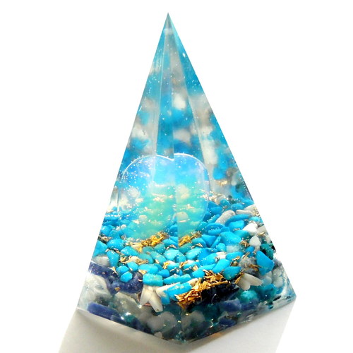 オパライトの高いピラミッドオブジェ 《ボヘミアンオルゴナイト》 4×5.5cm